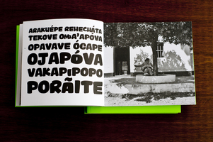 Páginas del libro de fotografías «Un pueblo en torno a las pelotas»