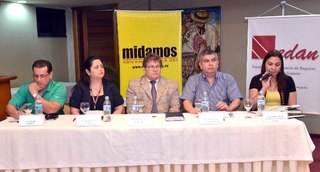 Los panelistas durante el debate