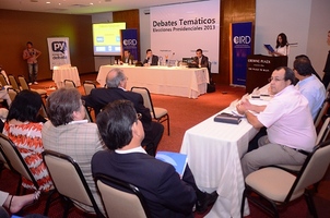 Foto del primer debate realizado el 26 de febrero